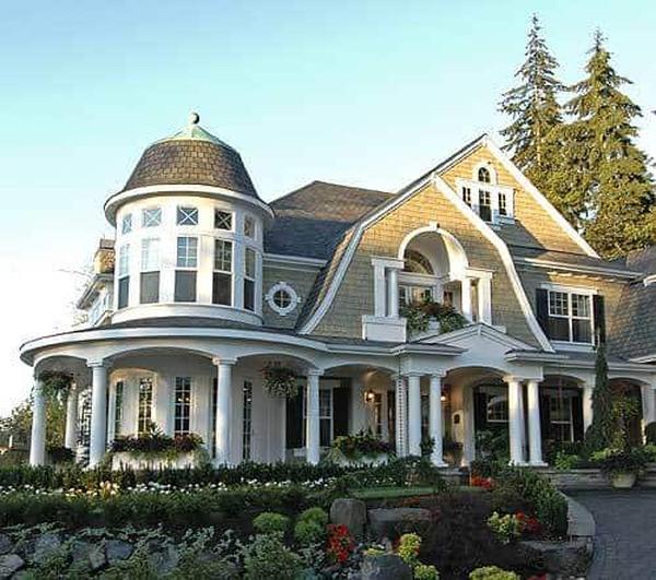 Wow, Look at That Towering Turret on This Grand Estate
