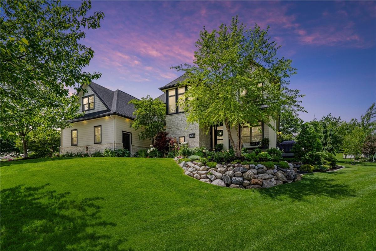 5-Bedroom Home with Screened Porch and Wet Bar