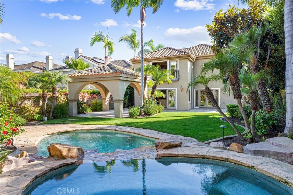 4-Bedroom Luxury Home with Bonus Room and Outdoor Retreat