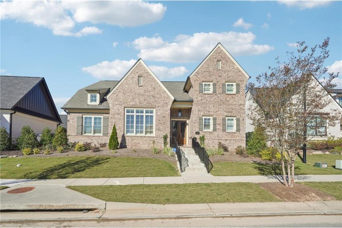 4-Bedroom Luxury Home with Outdoor Kitchen and Bonus Suite