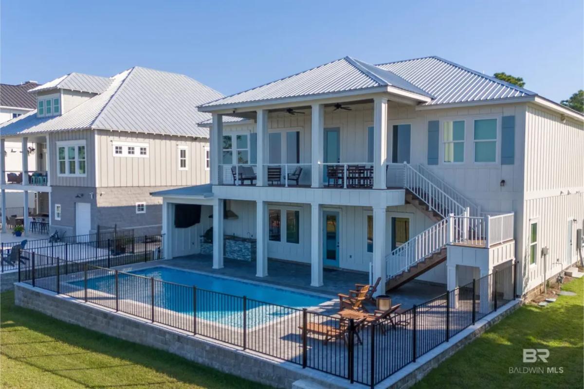 7-Bedroom Home with Pool and Outdoor Kitchen