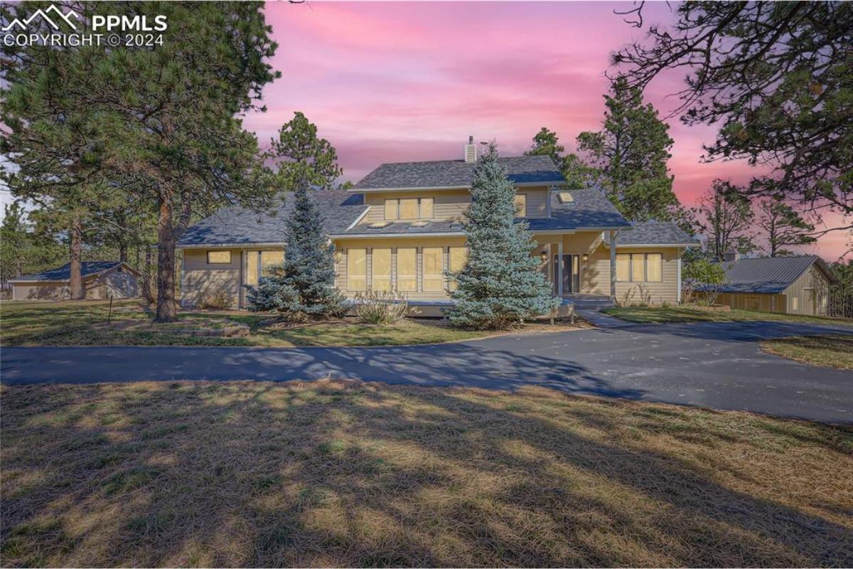 4-Bedroom Home with Custom Workshop and Guest Suite 