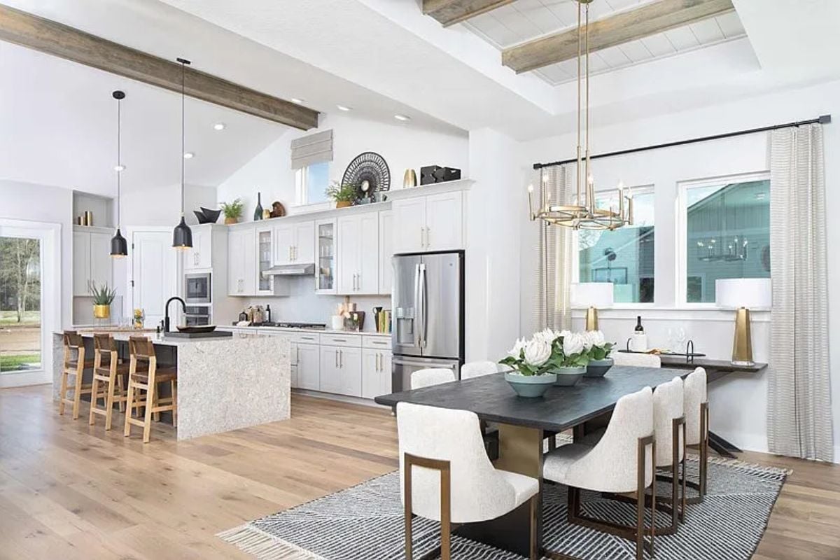 Kitchen & dining area