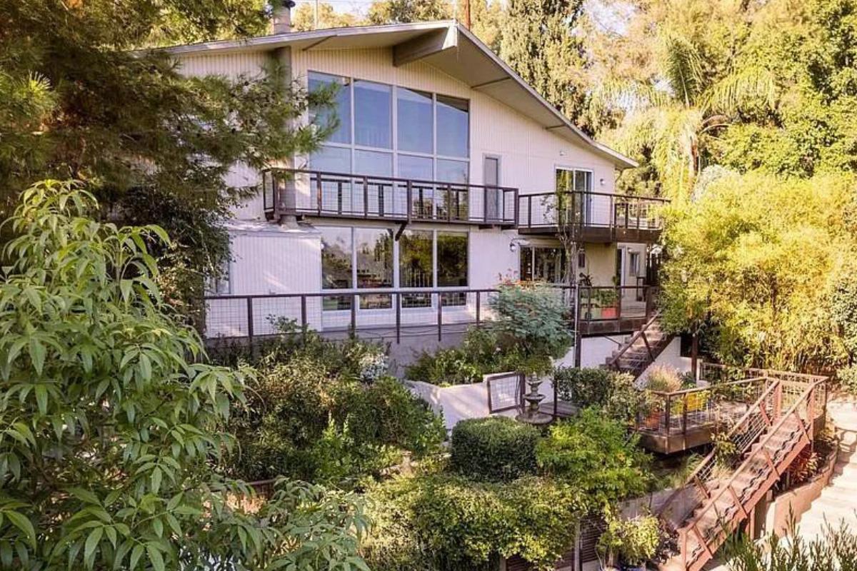 Mid-Century Modern Home with Expansive Windows and Lush Greenery