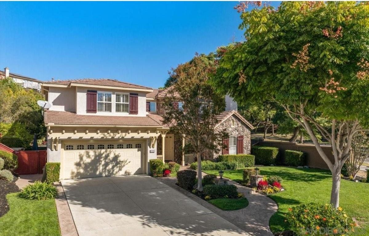 5-Bedroom House with Open-Concept Living and Rear Oasis