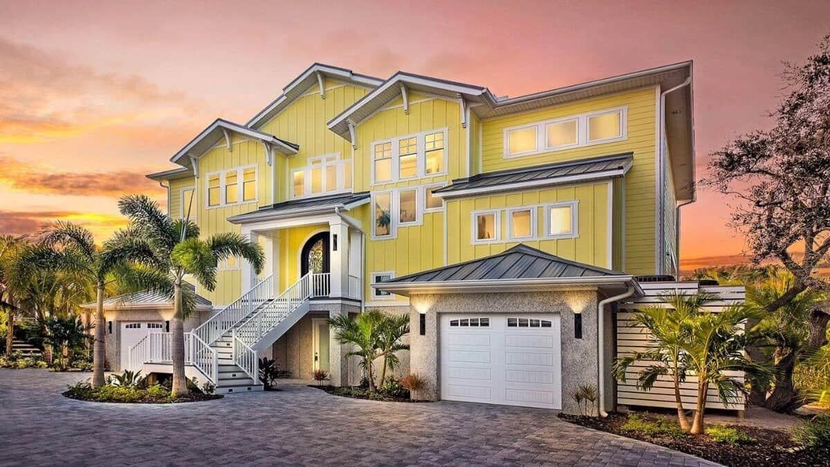 Vibrant Coastal Retreat with a Striking Yellow Facade