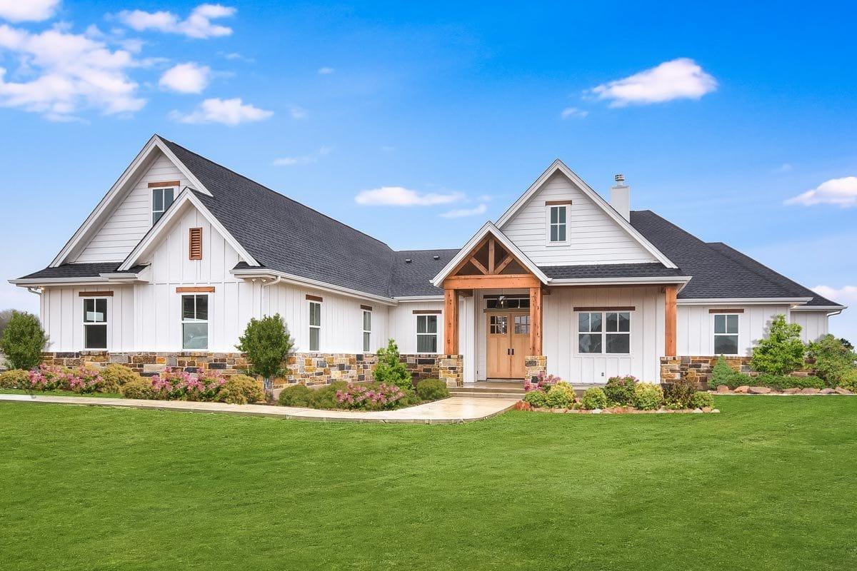 Check Out the Timber Accents on This Modern Farmhouse Exterior