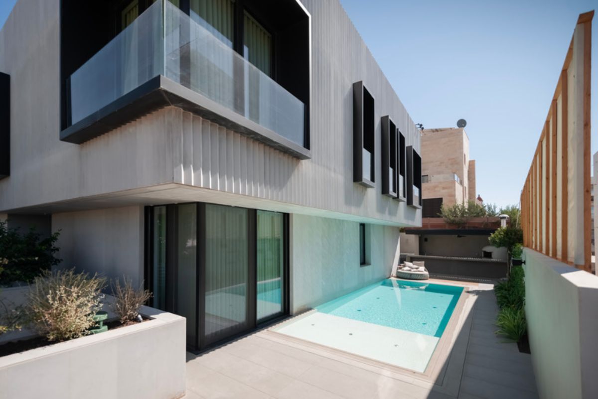 Geometric facade of the Frame residence in the pool side