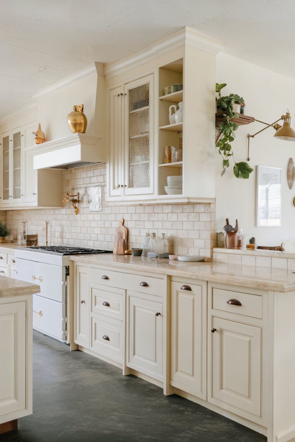 Soft & Sophisticated: 13 Cream Kitchen Cabinets to Transform Your Space