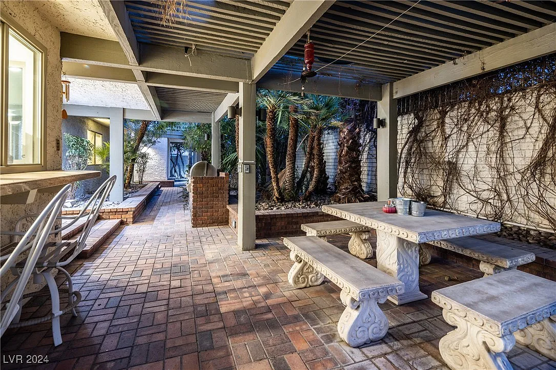 Outdoor Kitchen