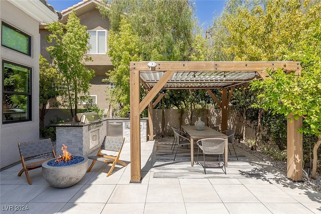 Outdoor Kitchen