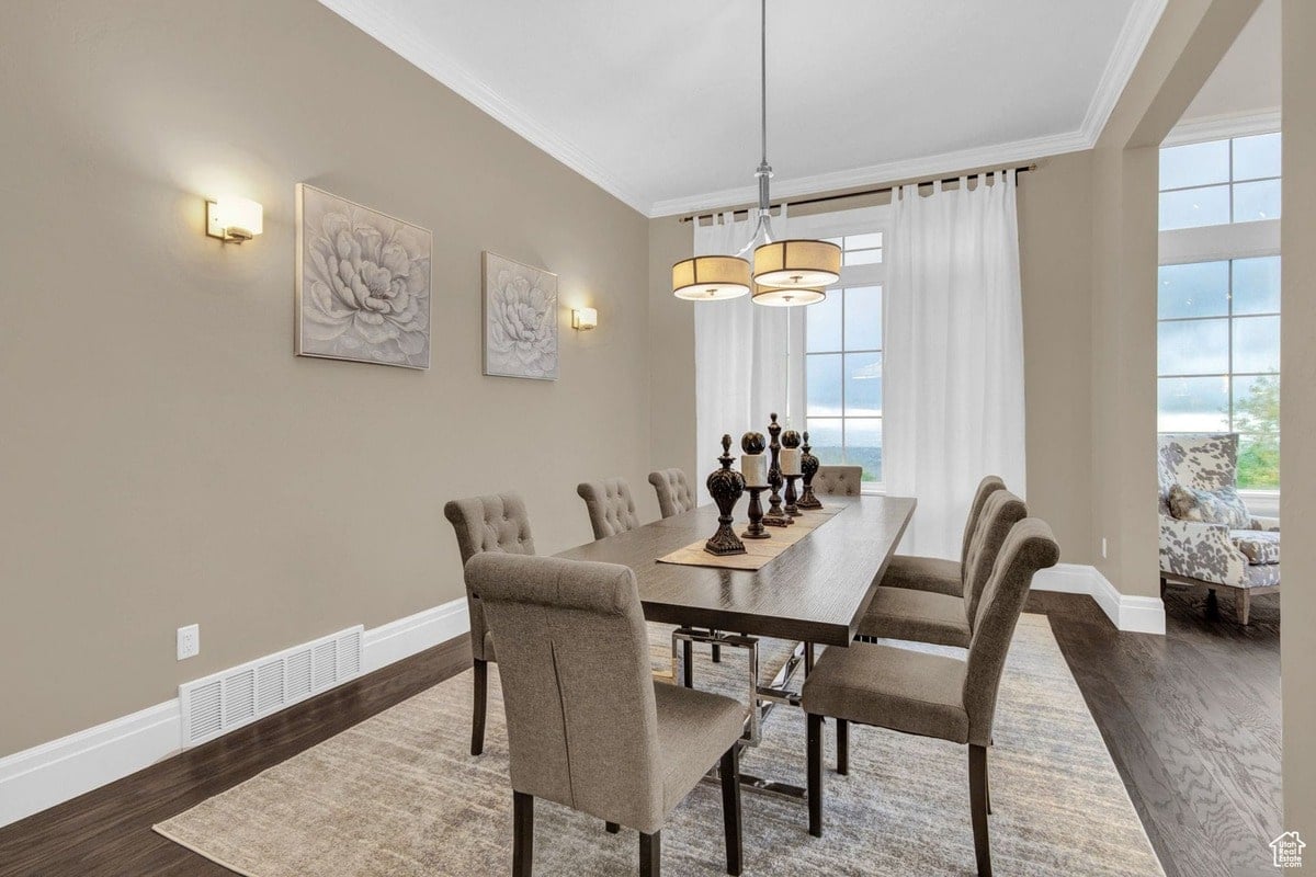 This well-lit dining room exudes elegance with its neutral walls and tasteful décor. The large windows offer a beautiful view, creating a tranquil setting for meals and gatherings.