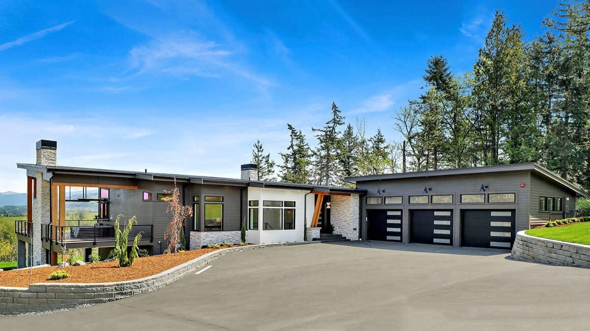 Modern Home with Striking Flat Roof and Expansive Windows