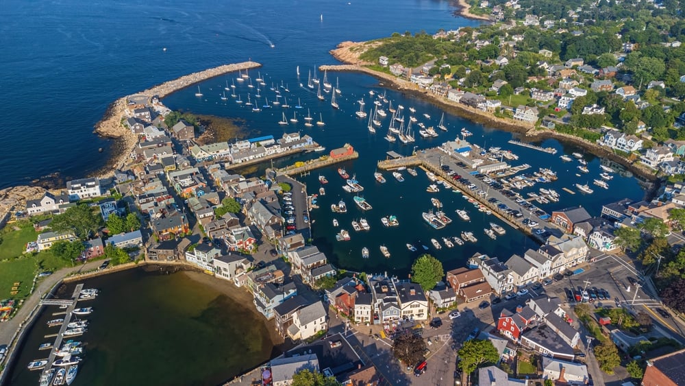15 Charming New England Towns that Maintain Iconic Lighthouses