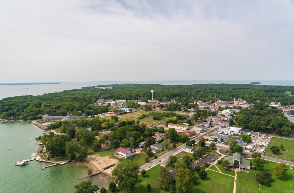 20 Small Great Lakes Towns that Support Local Live Music and Nightlife Scenes