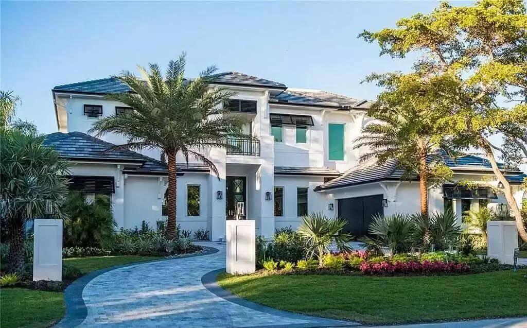 Check Out the Modern Mediterranean Vibes of This Stunning Facade
