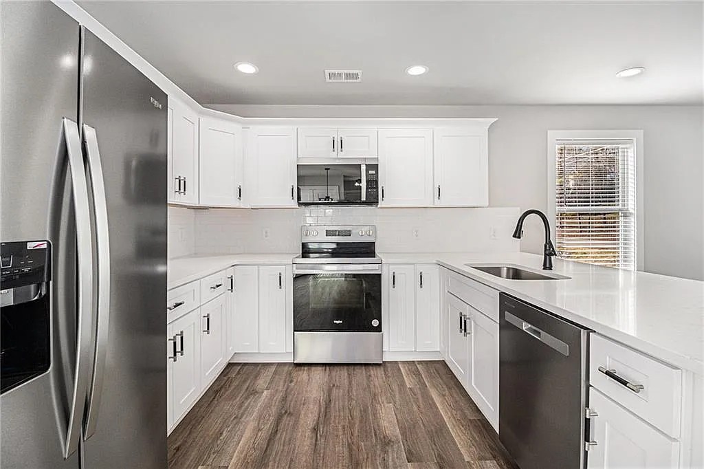 Traditional 3-Bedroom Cape Cod Home with Balcony and Unfinished Basement