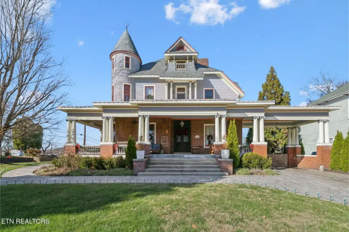 This is a Queen Anne Victorian home built in 1889, located in Knoxville, Tennessee.