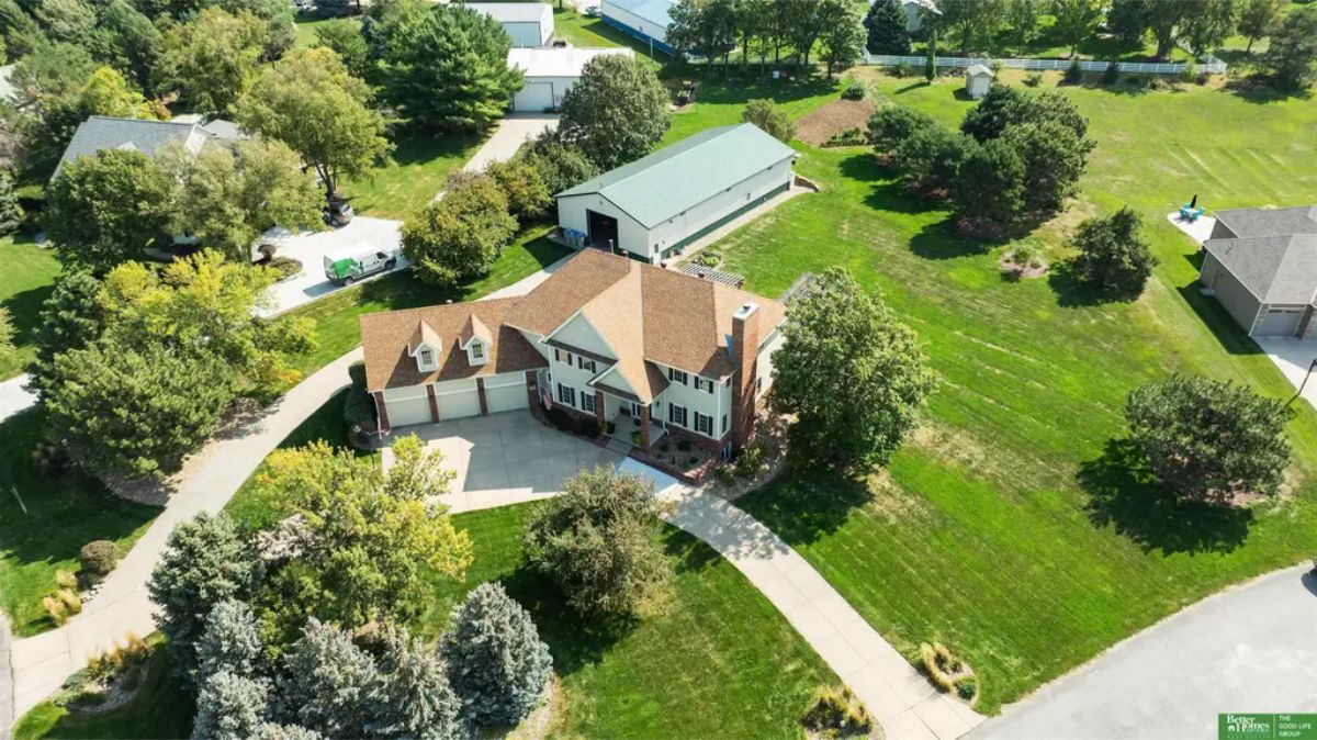 For $949,900, here’s what you get in Gretna. This 5-bedroom, 5-bathroom, 5,394 sq. ft. home built in 2004 sits on a 1.1-acre lot in Gretna, NE.