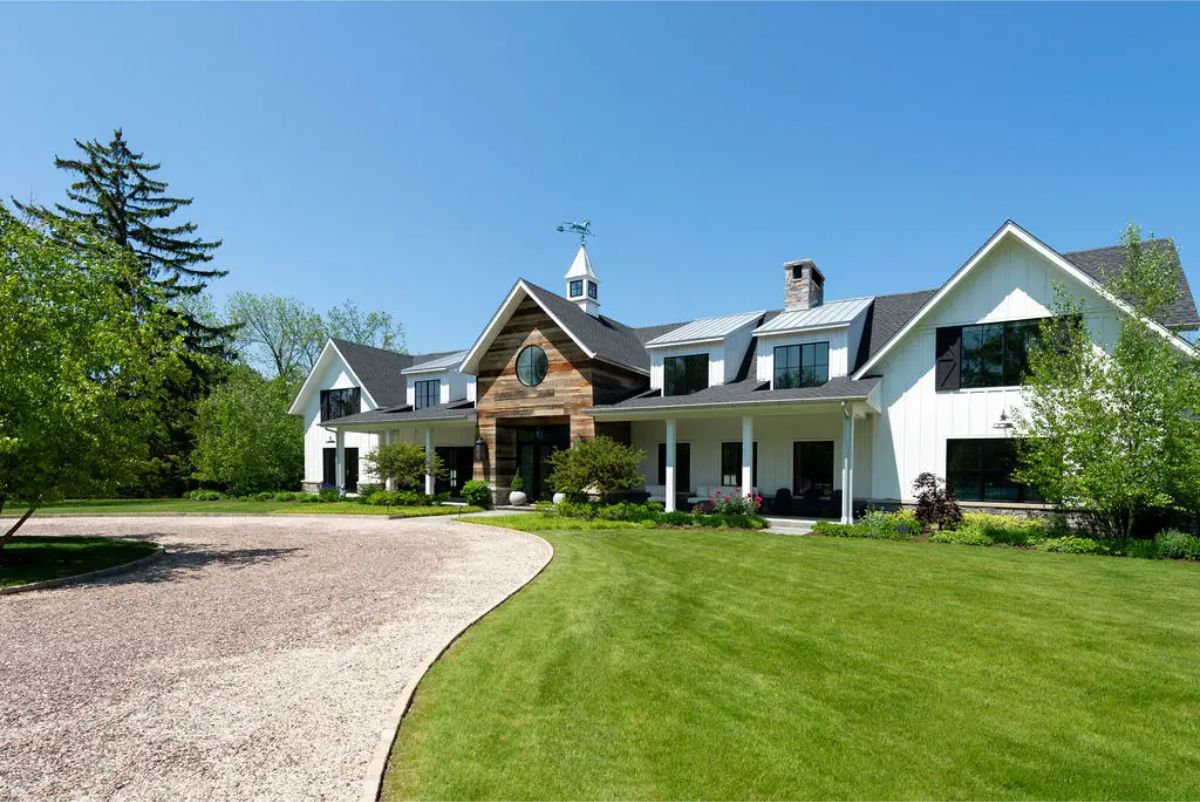 For $4,750,000, here’s what you get in Northfield. Blue Moon Farm is a 7,000-square-foot custom-designed equestrian estate in Northfield, Illinois, blending modern rustic elegance with superior design.