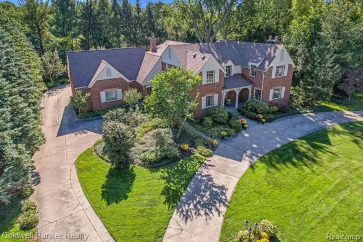 Nestled on a .73-acre lot in the sought-after Bloomfield Village, this beautifully renovated 1929 Tudor seamlessly blends vintage charm with modern conveniences.