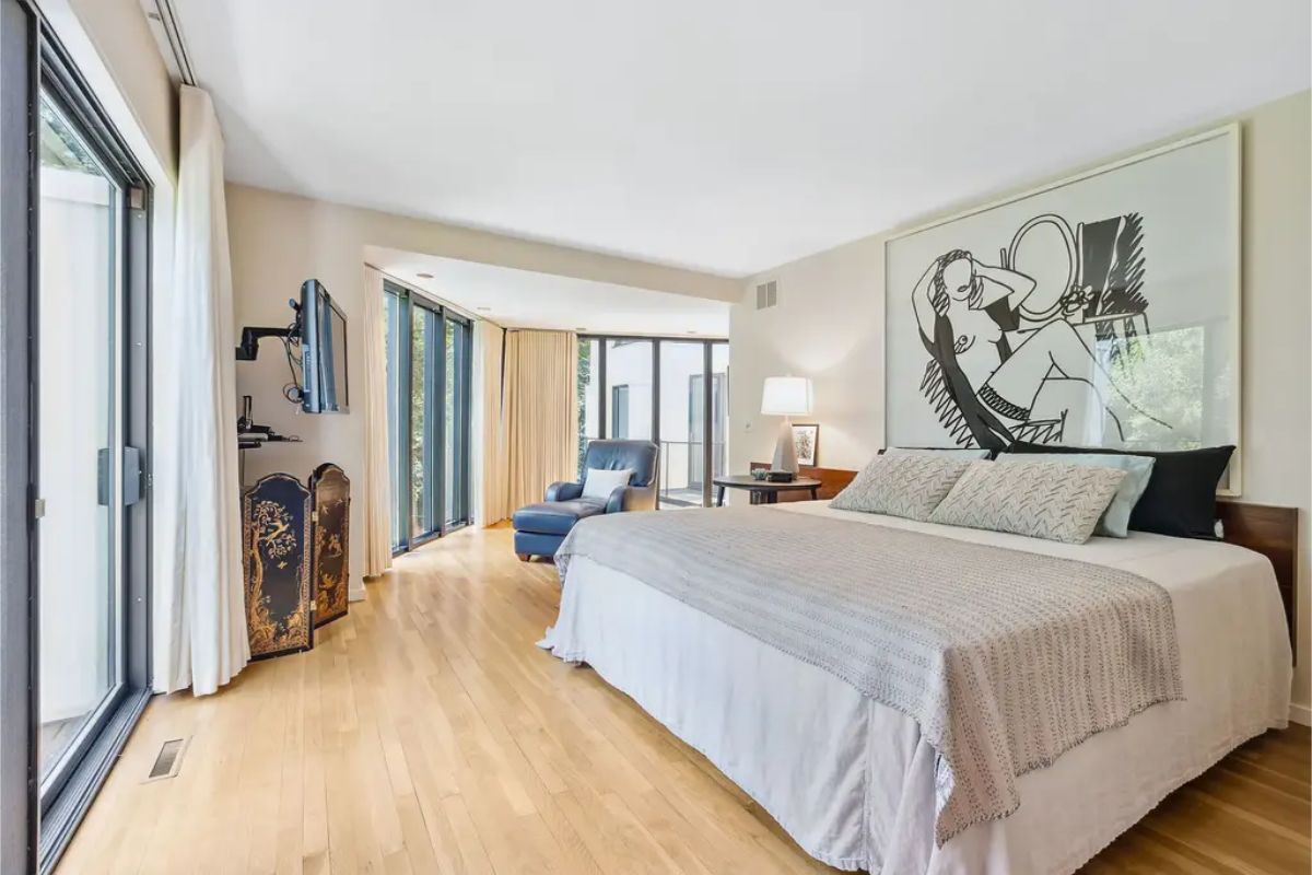 Offers an expansive layout with floor-to-ceiling windows that flood the room with natural light.