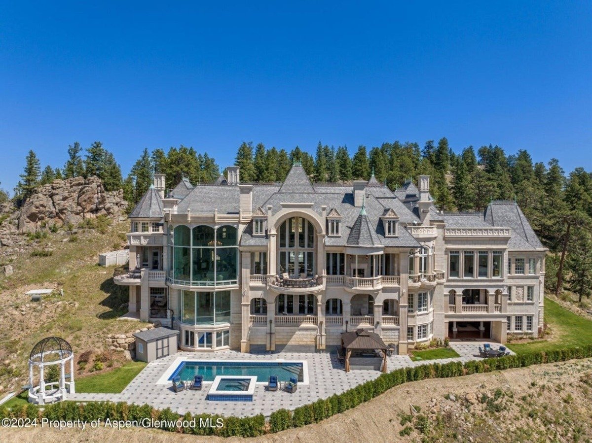 Featuring large bay windows and multiple balconies, the rear facade reveals the estate's elegance.