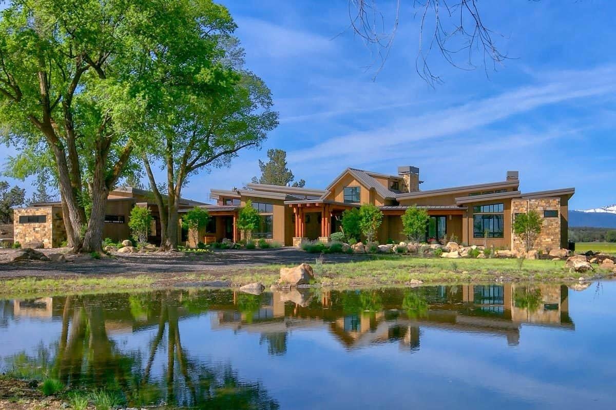 Rustic Elegance by the Water: A Serene Lakeside Retreat