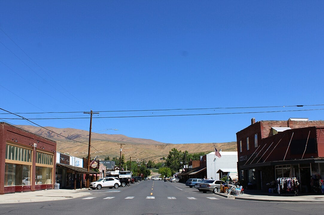 15 Small Towns in Washington State's Yakima Valley Where Cool Crops Call the Shots in Mint Farming