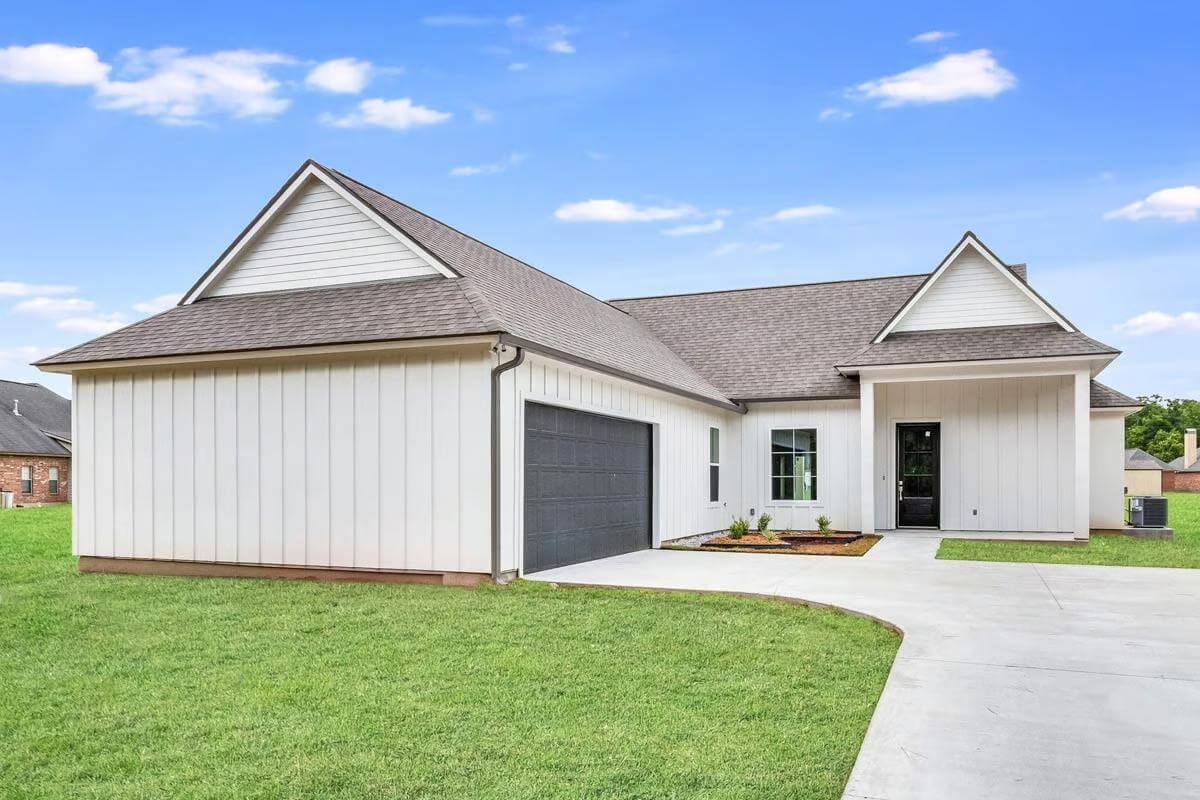 4-Bedroom Traditional Home with Bonus Room and Open-Concept Living (Floor Plan)