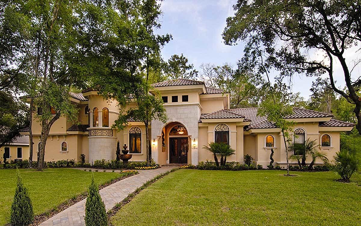 Mediterranean-Inspired Home with Elegant Arched Windows