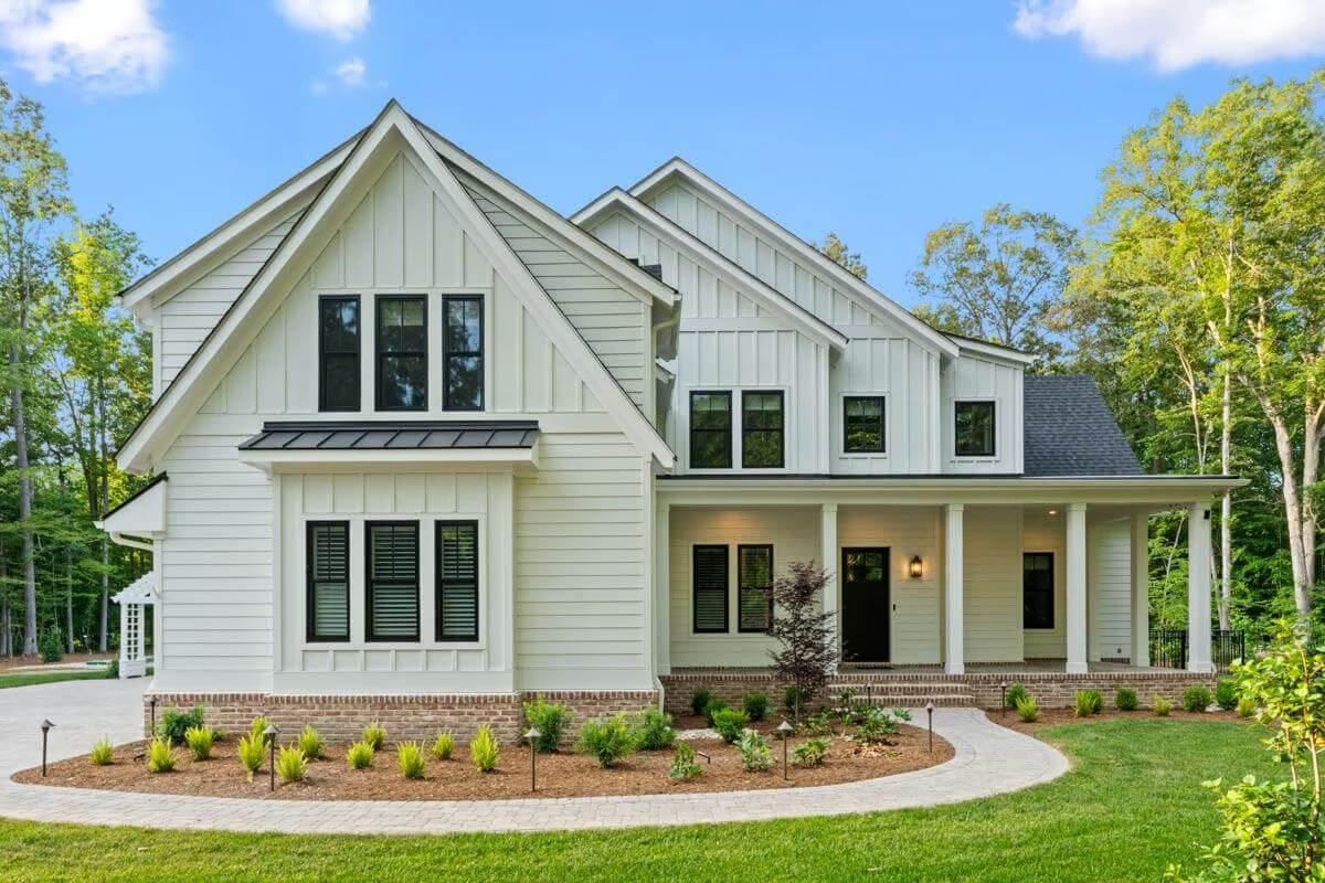Check Out the Symmetrical Gables on This Farmhouse Exterior
