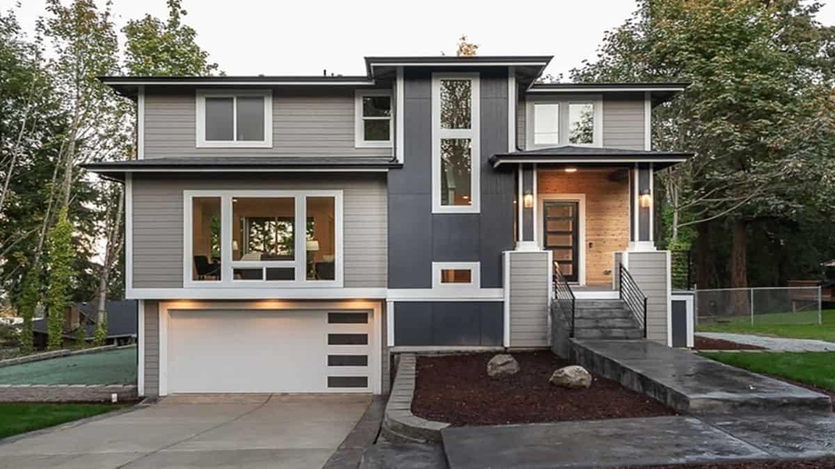 Modern Facade with Striking Vertical Windows