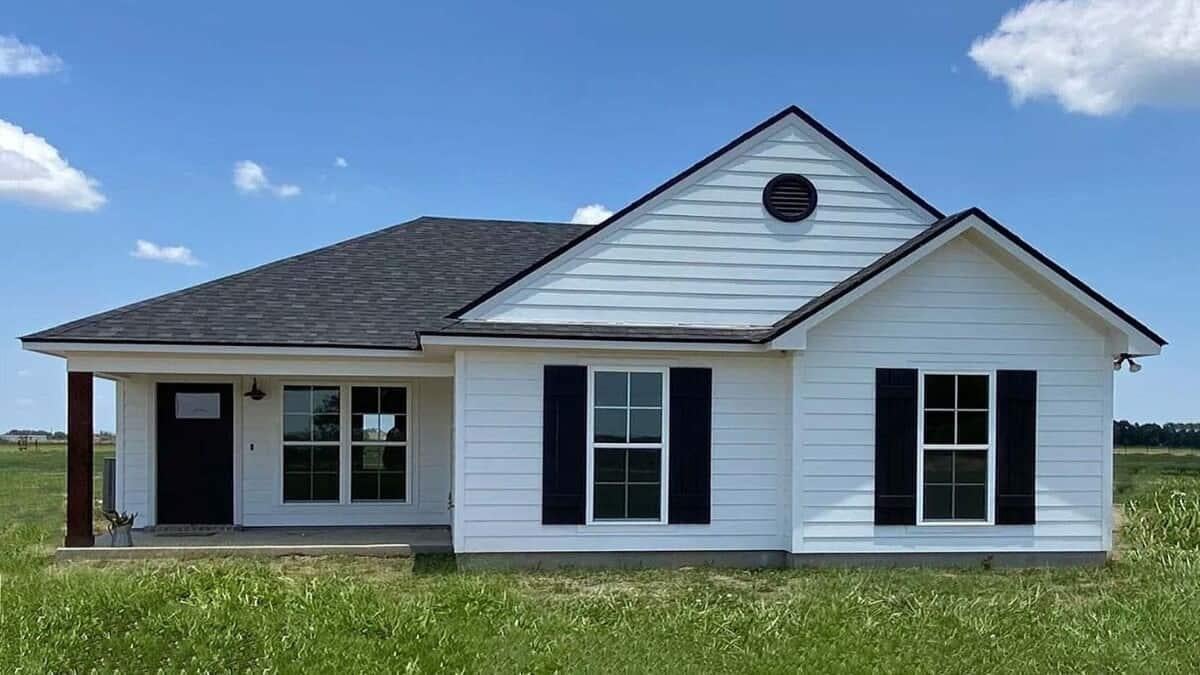 Classic Ranch-Style Home with Crisp White Siding