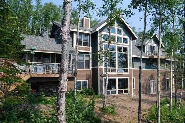 Check Out the Expansive Windows in This Forest Retreat