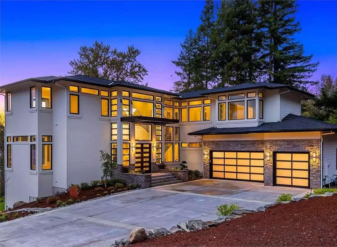 Modern Home with Expansive Glass Paneling and Unique Roofline