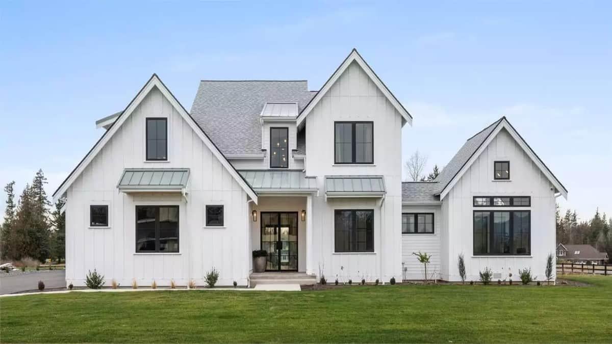 Explore the Crisp Lines of This Contemporary Farmhouse Exterior