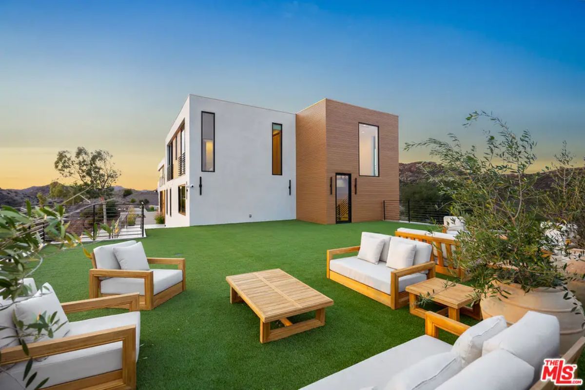 Spacious rooftop terrace with artificial turf and modern outdoor seating.