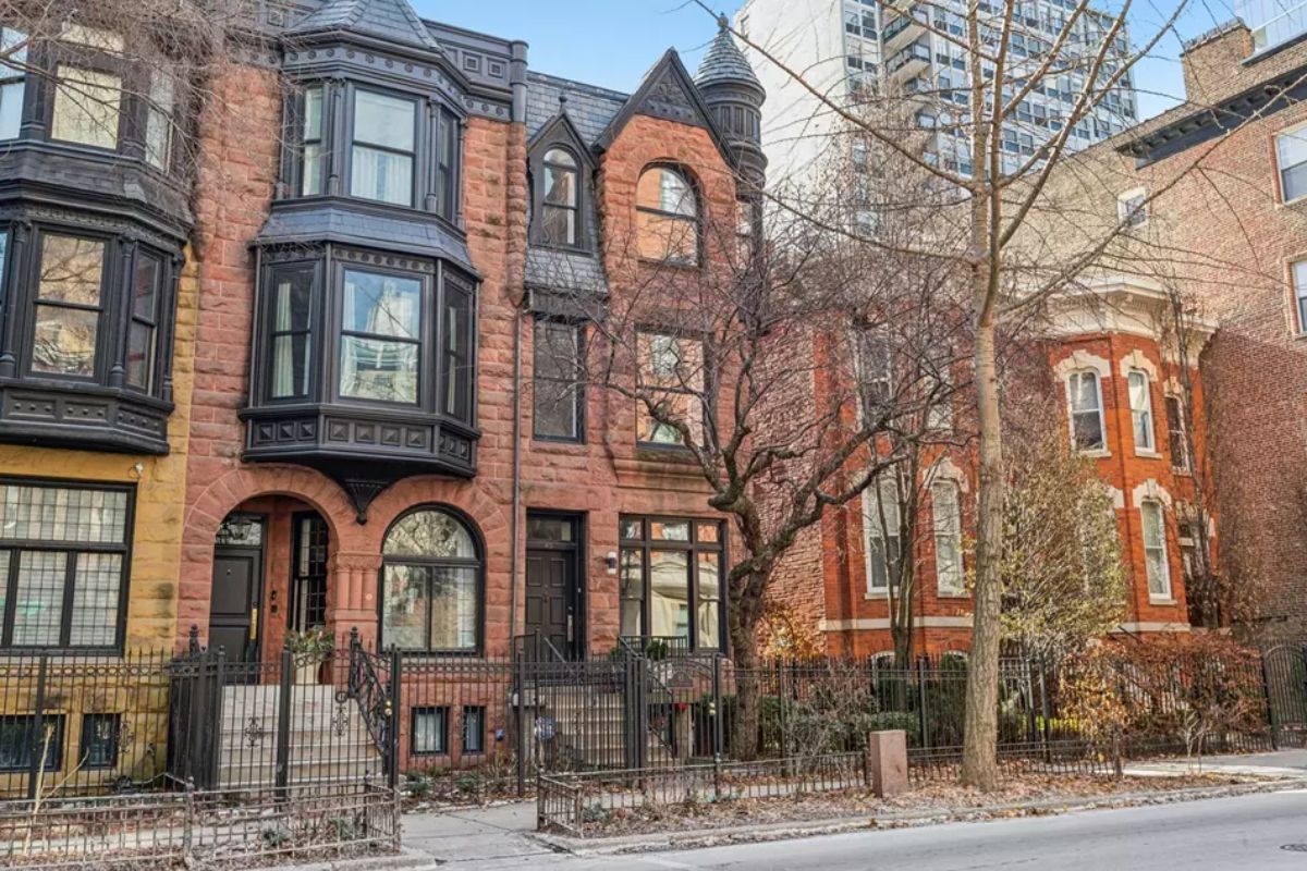 Listed for $2,399,000, this 4,300 sq ft, 4-bedroom, 5.5-bathroom end-unit home in Chicago’s Gold Coast seamlessly blends historic charm with a modern full-scale renovation.