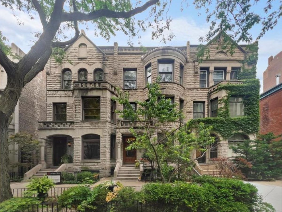 Listed for $1,999,995, this 4,916 sq ft, five-bedroom, six-and-a-half-bathroom Romanesque-style home in Chicago’s Gold Coast was designed in 1892 by architect L. Gustav Hallberg.