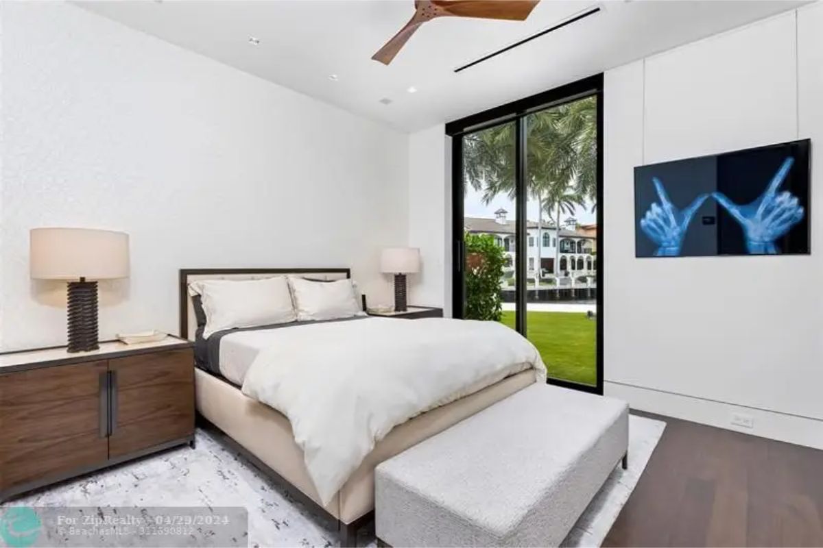 Minimalistic bedroom with a view of the lawn and contemporary decor. 