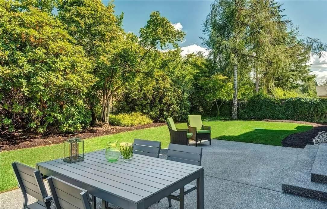 Relax in This Tranquil Backyard Retreat With a Modern Dining Setup