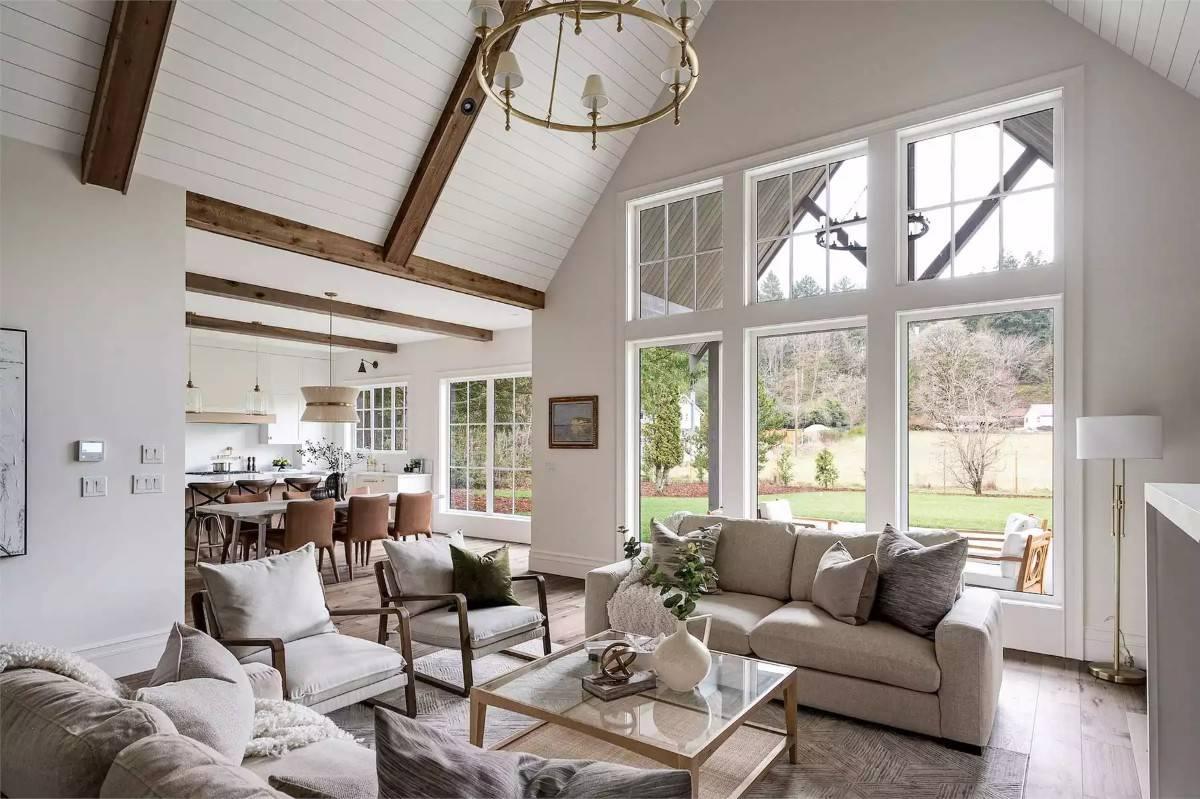 Open Living Space with Vaulted Ceilings and Expansive Windows