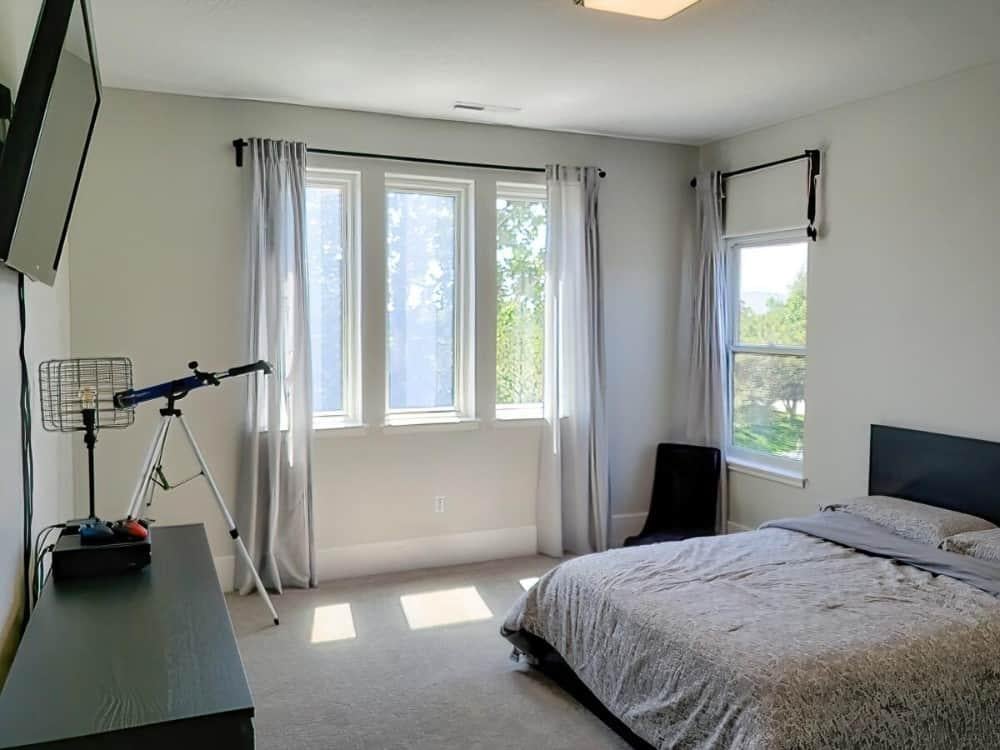 A Bedroom with Telescope Views and Abundant Natural Light