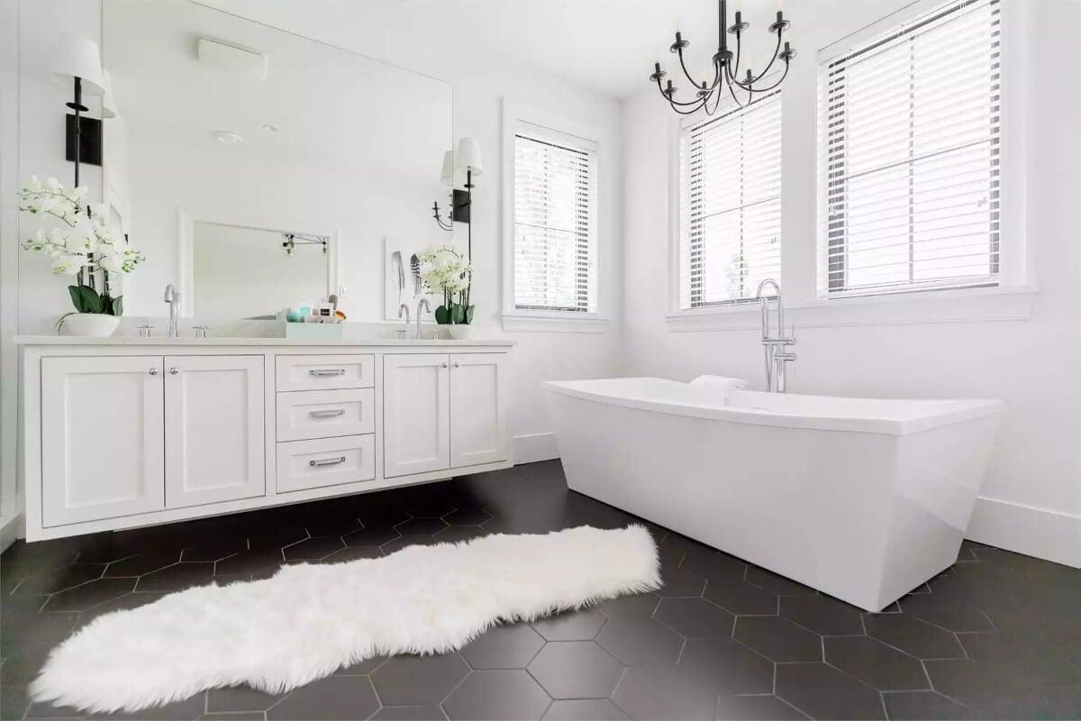 Elegante freistehende Badewanne in schwarz -weißer Oase