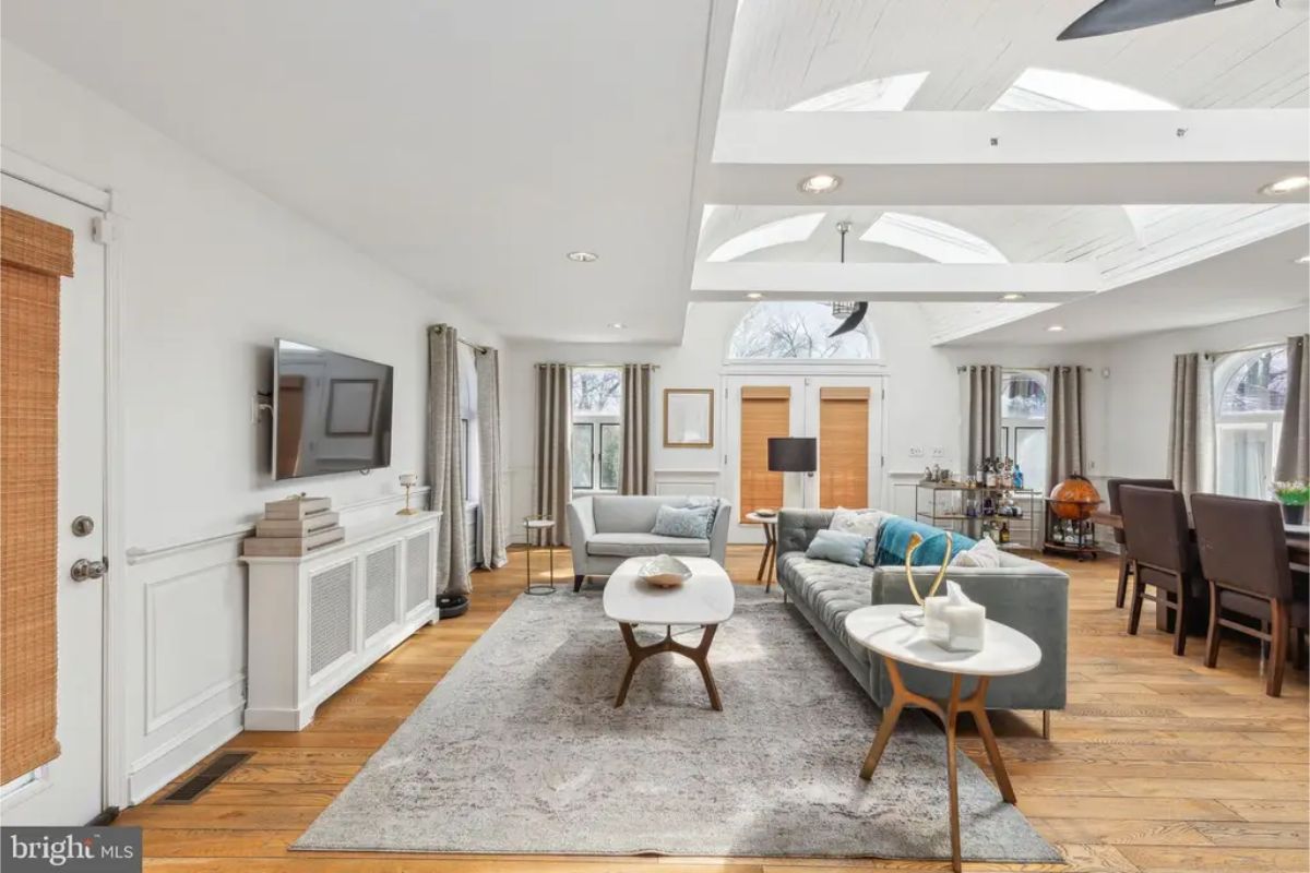 Large living room with vaulted ceilings and skylights.