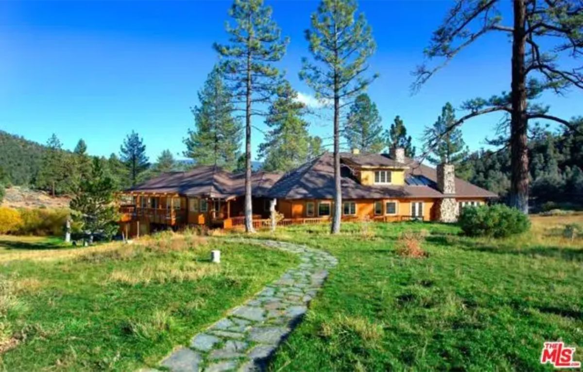 This home in Frazier Park is listed at $5,000,000. This 7,000 sq ft, 6-bed, 4-bath home sits on 899 acres across two parcels bordering Los Padres National Forest in northern Ventura County.