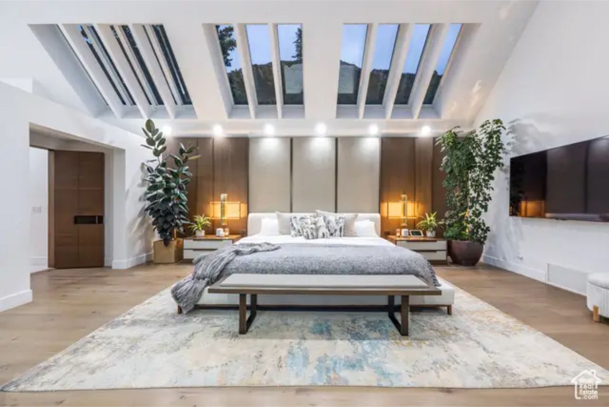 Spacious bedroom with skylights, a modern design, and a cozy, nature-inspired atmosphere. 