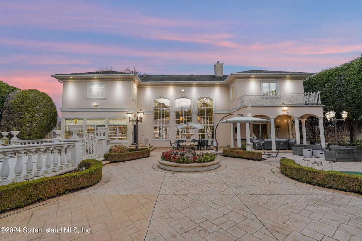All this for $4,999,000 in Staten Island. Built in 1996, this 6,250 sq. ft. estate on Todt Hill features 5 bedrooms, 8 bathrooms,
