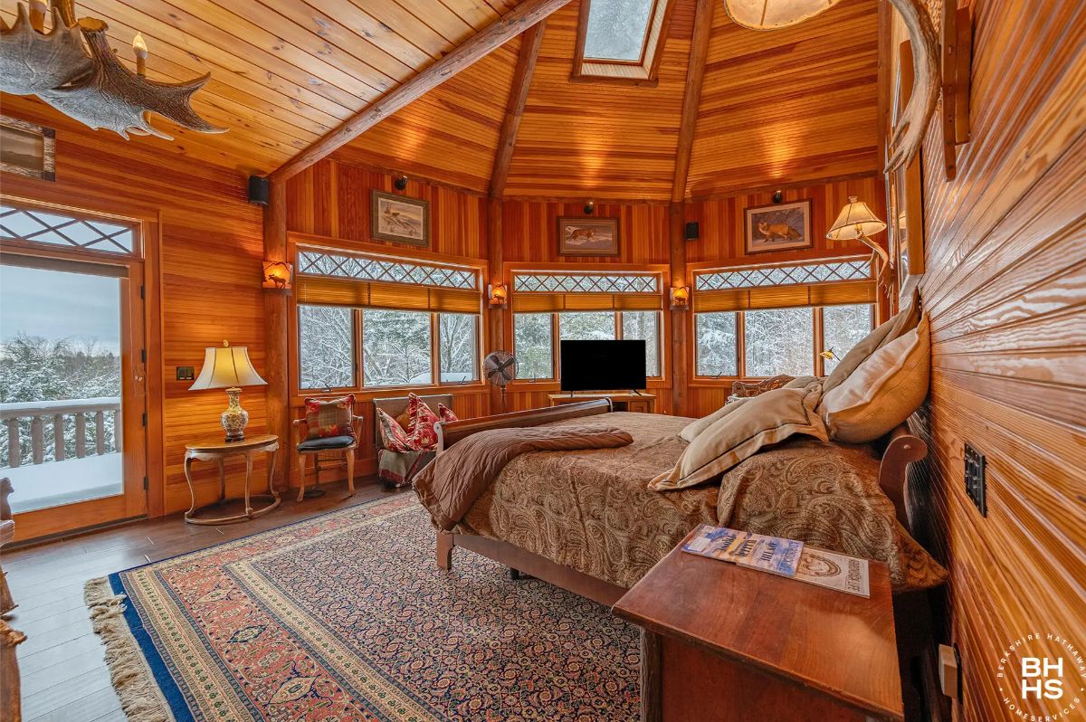 Windows wrap around the octagonal-shaped bedroom offering panoramic views.